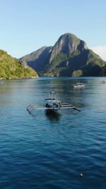 Filipinler 'in Palawan Adası' ndaki gizli bir cennet ve turizm merkezi olan El Nido 'daki şehir alanını, adaları, dağları, plajları ve tekneleri gösteren dikey insansız hava aracı görüntüleri Mayıs ayında çekildi..