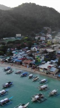Filipinler 'in Palawan Adası' ndaki gizli bir cennet ve turizm merkezi olan El Nido 'daki şehir alanını, adaları, dağları, plajları ve tekneleri gösteren dikey insansız hava aracı görüntüleri Mayıs ayında çekildi..
