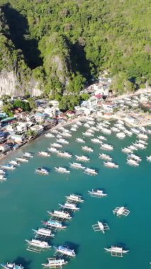 Filipinler 'in Palawan Adası' ndaki gizli bir cennet ve turizm merkezi olan El Nido 'daki şehir alanını, adaları, dağları, plajları ve tekneleri gösteren dikey insansız hava aracı görüntüleri Mayıs ayında çekildi..