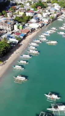 Filipinler 'in Palawan Adası' ndaki gizli bir cennet ve turizm merkezi olan El Nido 'daki şehir alanını, adaları, dağları, plajları ve tekneleri gösteren dikey insansız hava aracı görüntüleri Mayıs ayında çekildi..