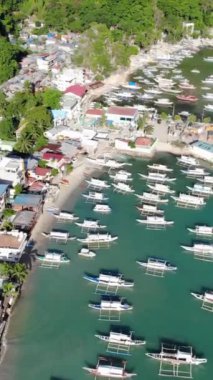 Filipinler 'in Palawan Adası' ndaki gizli bir cennet ve turizm merkezi olan El Nido 'daki şehir alanını, adaları, dağları, plajları ve tekneleri gösteren dikey insansız hava aracı görüntüleri Mayıs ayında çekildi..