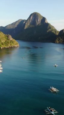 Filipinler 'in Palawan Adası' ndaki gizli bir cennet ve turizm merkezi olan El Nido 'daki şehir alanını, adaları, dağları, plajları ve tekneleri gösteren dikey insansız hava aracı görüntüleri Mayıs ayında çekildi..