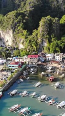 Filipinler 'in Palawan Adası' ndaki gizli bir cennet ve turizm merkezi olan El Nido 'daki şehir alanını, adaları, dağları, plajları ve tekneleri gösteren dikey insansız hava aracı görüntüleri Mayıs ayında çekildi..