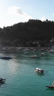 Filipinler 'in Palawan Adası' ndaki gizli bir cennet ve turizm merkezi olan El Nido 'daki şehir alanını, adaları, dağları, plajları ve tekneleri gösteren dikey insansız hava aracı görüntüleri Mayıs ayında çekildi..
