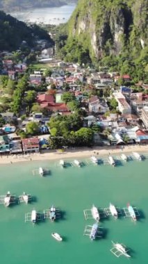 Filipinler 'in Palawan Adası' ndaki gizli bir cennet ve turizm merkezi olan El Nido 'daki şehir alanını, adaları, dağları, plajları ve tekneleri gösteren dikey insansız hava aracı görüntüleri Mayıs ayında çekildi..