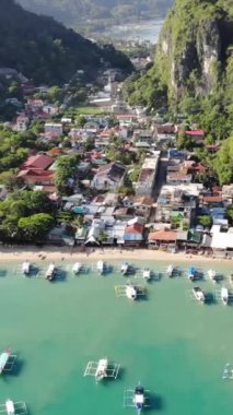 Filipinler 'in Palawan Adası' ndaki gizli bir cennet ve turizm merkezi olan El Nido 'daki şehir alanını, adaları, dağları, plajları ve tekneleri gösteren dikey insansız hava aracı görüntüleri Mayıs ayında çekildi..