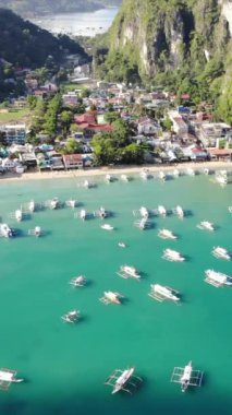 Filipinler 'in Palawan Adası' ndaki gizli bir cennet ve turizm merkezi olan El Nido 'daki şehir alanını, adaları, dağları, plajları ve tekneleri gösteren dikey insansız hava aracı görüntüleri Mayıs ayında çekildi..