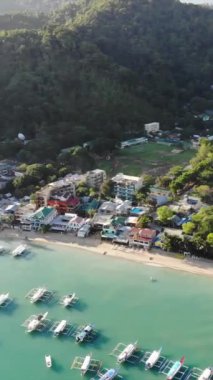 Filipinler 'in Palawan Adası' ndaki gizli bir cennet ve turizm merkezi olan El Nido 'daki şehir alanını, adaları, dağları, plajları ve tekneleri gösteren dikey insansız hava aracı görüntüleri Mayıs ayında çekildi..