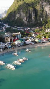 Filipinler 'in Palawan Adası' ndaki gizli bir cennet ve turizm merkezi olan El Nido 'daki şehir alanını, adaları, dağları, plajları ve tekneleri gösteren dikey insansız hava aracı görüntüleri Mayıs ayında çekildi..