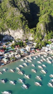 Filipinler 'in Palawan Adası' ndaki gizli bir cennet ve turizm merkezi olan El Nido 'daki şehir alanını, adaları, dağları, plajları ve tekneleri gösteren dikey insansız hava aracı görüntüleri Mayıs ayında çekildi..