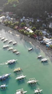 Filipinler 'in Palawan Adası' ndaki gizli bir cennet ve turizm merkezi olan El Nido 'daki şehir alanını, adaları, dağları, plajları ve tekneleri gösteren dikey insansız hava aracı görüntüleri Mayıs ayında çekildi..