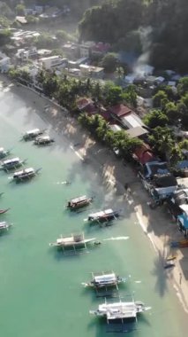 Filipinler 'in Palawan Adası' ndaki gizli bir cennet ve turizm merkezi olan El Nido 'daki şehir alanını, adaları, dağları, plajları ve tekneleri gösteren dikey insansız hava aracı görüntüleri Mayıs ayında çekildi..