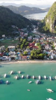Filipinler 'in Palawan Adası' ndaki gizli bir cennet ve turizm merkezi olan El Nido 'daki şehir alanını, adaları, dağları, plajları ve tekneleri gösteren dikey insansız hava aracı görüntüleri Mayıs ayında çekildi..
