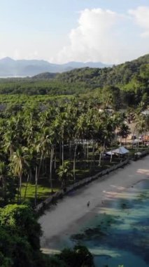 Filipinler 'in Palawan Adası' ndaki gizli bir cennet ve turizm merkezi olan El Nido 'daki gizli bir kumsal, adalar, dağlar, plajlar ve tekneleri gösteren dikey insansız hava aracı görüntüleri Mayıs ayında çekildi..