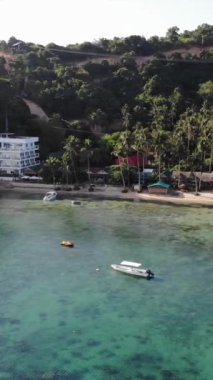 Filipinler 'in Palawan Adası' ndaki gizli bir cennet ve turizm merkezi olan El Nido 'daki gizli bir kumsal, adalar, dağlar, plajlar ve tekneleri gösteren dikey insansız hava aracı görüntüleri Mayıs ayında çekildi..