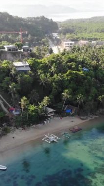 Filipinler 'in Palawan Adası' ndaki gizli bir cennet ve turizm merkezi olan El Nido 'daki gizli bir kumsal, adalar, dağlar, plajlar ve tekneleri gösteren dikey insansız hava aracı görüntüleri Mayıs ayında çekildi..