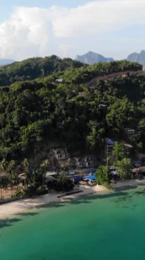 Filipinler 'in Palawan Adası' ndaki gizli bir cennet ve turizm merkezi olan El Nido 'daki gizli bir kumsal, adalar, dağlar, plajlar ve tekneleri gösteren dikey insansız hava aracı görüntüleri Mayıs ayında çekildi..