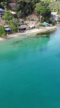 Filipinler 'in Palawan Adası' ndaki gizli bir cennet ve turizm merkezi olan El Nido 'daki gizli bir kumsal, adalar, dağlar, plajlar ve tekneleri gösteren dikey insansız hava aracı görüntüleri Mayıs ayında çekildi..
