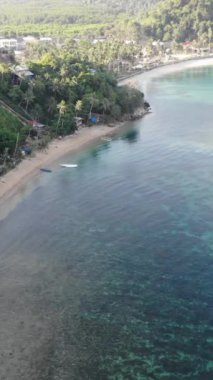 Filipinler 'in Palawan Adası' ndaki gizli bir cennet ve turizm merkezi olan El Nido 'daki gizli bir kumsal, adalar, dağlar, plajlar ve tekneleri gösteren dikey insansız hava aracı görüntüleri Mayıs ayında çekildi..