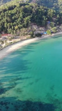Filipinler 'in Palawan Adası' ndaki gizli bir cennet ve turizm merkezi olan El Nido 'daki gizli bir kumsal, adalar, dağlar, plajlar ve tekneleri gösteren dikey insansız hava aracı görüntüleri Mayıs ayında çekildi..