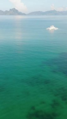 Filipinler 'in Palawan Adası' ndaki gizli bir cennet ve turizm merkezi olan El Nido 'daki gizli bir kumsal, adalar, dağlar, plajlar ve tekneleri gösteren dikey insansız hava aracı görüntüleri Mayıs ayında çekildi..