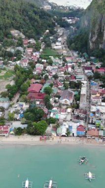 Mayıs 'ta gün batımında çekilen dikey İHA görüntüleri Filipinler' in Palawan Adası 'ndaki gizli bir cennet ve turizm merkezi olan El Nido' daki şehir alanını, adaları, dağları, plajları ve tekneleri gösteriyor..