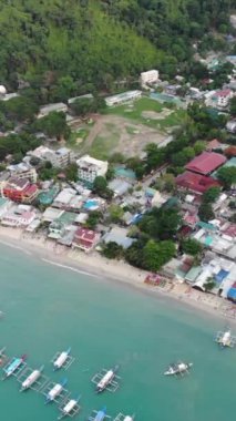 Mayıs 'ta gün batımında çekilen dikey İHA görüntüleri Filipinler' in Palawan Adası 'ndaki gizli bir cennet ve turizm merkezi olan El Nido' daki şehir alanını, adaları, dağları, plajları ve tekneleri gösteriyor..