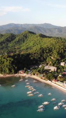 Mayıs 'ta gün batımında çekilen dikey İHA görüntüleri Filipinler' in Palawan Adası 'ndaki gizli bir cennet ve turizm merkezi olan El Nido' daki şehir alanını, adaları, dağları, plajları ve tekneleri gösteriyor..