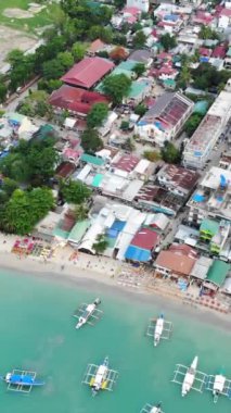 Mayıs 'ta gün batımında çekilen dikey İHA görüntüleri Filipinler' in Palawan Adası 'ndaki gizli bir cennet ve turizm merkezi olan El Nido' daki şehir alanını, adaları, dağları, plajları ve tekneleri gösteriyor..
