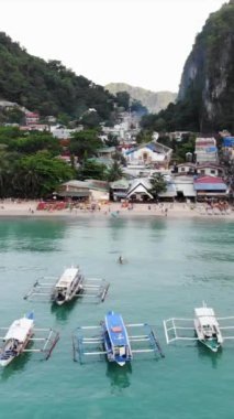 Mayıs 'ta gün batımında çekilen dikey İHA görüntüleri Filipinler' in Palawan Adası 'ndaki gizli bir cennet ve turizm merkezi olan El Nido' daki şehir alanını, adaları, dağları, plajları ve tekneleri gösteriyor..