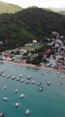 Mayıs 'ta gün batımında çekilen dikey İHA görüntüleri Filipinler' in Palawan Adası 'ndaki gizli bir cennet ve turizm merkezi olan El Nido' daki şehir alanını, adaları, dağları, plajları ve tekneleri gösteriyor..