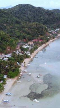 Mayıs 'ta gün batımında çekilen dikey İHA görüntüleri Filipinler' in Palawan Adası 'ndaki gizli bir cennet ve turizm merkezi olan El Nido' da gizli bir plajı, adaları, dağları, plajları ve tekneleri gösteriyor..