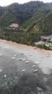 Mayıs 'ta gün batımında çekilen dikey İHA görüntüleri Filipinler' in Palawan Adası 'ndaki gizli bir cennet ve turizm merkezi olan El Nido' da gizli bir plajı, adaları, dağları, plajları ve tekneleri gösteriyor..