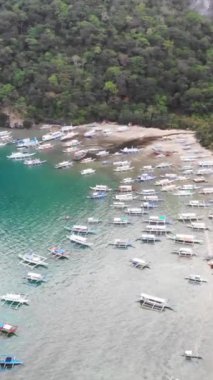 Mayıs 'ta gün batımında çekilen dikey İHA görüntüleri Filipinler' in Palawan Adası 'ndaki gizli bir cennet ve turizm merkezi olan El Nido' da gizli bir plajı, adaları, dağları, plajları ve tekneleri gösteriyor..