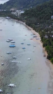 Mayıs 'ta gün batımında çekilen dikey İHA görüntüleri Filipinler' in Palawan Adası 'ndaki gizli bir cennet ve turizm merkezi olan El Nido' da gizli bir plajı, adaları, dağları, plajları ve tekneleri gösteriyor..
