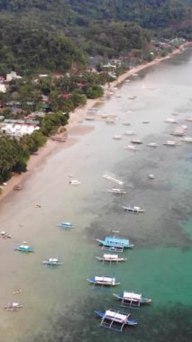Mayıs 'ta gün batımında çekilen dikey İHA görüntüleri Filipinler' in Palawan Adası 'ndaki gizli bir cennet ve turizm merkezi olan El Nido' da gizli bir plajı, adaları, dağları, plajları ve tekneleri gösteriyor..