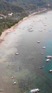 Mayıs 'ta gün batımında çekilen dikey İHA görüntüleri Filipinler' in Palawan Adası 'ndaki gizli bir cennet ve turizm merkezi olan El Nido' da gizli bir plajı, adaları, dağları, plajları ve tekneleri gösteriyor..