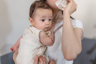 Eylül 'de Tayvan' ın Taipei şehrinde Dihua Caddesi yakınlarındaki bir binada 30 'larında bir kadın tarafından tutulan 6 aylık bir bebek..
