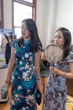 30 'lu yaşlarda iki Tayvanlı kadın Eylül' de Tayvan 'ın Taipei şehrindeki Dihua Caddesi' nde geleneksel Çin kıyafetlerini deniyor..