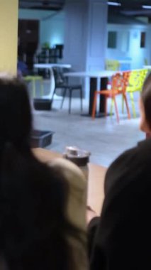 Tayvanlı 20 'li yaşlarda genç bir erkek ve kadın üniversite öğrencisi, Hintli bir kadınla birlikte Taipei City Dikey Bölgesi Da' an Üniversitesi 'nin kafeteryasında sohbet ediyorlar.