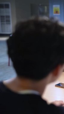 Tayvanlı 20 'li yaşlarda genç bir erkek ve kadın üniversite öğrencisi, Hintli bir kadınla birlikte Taipei City Dikey Bölgesi Da' an Üniversitesi 'nin kafeteryasında sohbet ediyorlar.