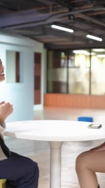 Tayvanlı 20 'li yaşlarda genç bir erkek ve kadın üniversite öğrencisi, Hintli bir kadınla birlikte Taipei City Dikey Bölgesi Da' an Üniversitesi 'nin kafeteryasında sohbet ediyorlar.