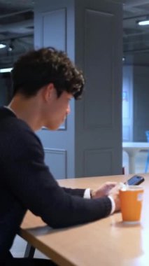 Tayvanlı 20 'li yaşlarda genç bir erkek ve kadın üniversite öğrencisi, Hintli bir kadınla birlikte Taipei City Dikey Bölgesi Da' an Üniversitesi 'nin kafeteryasında sohbet ediyorlar.