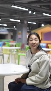 Tayvanlı 20 'li yaşlarda genç bir erkek ve kadın üniversite öğrencisi, Hintli bir kadınla birlikte Taipei City Dikey Bölgesi Da' an Üniversitesi 'nin kafeteryasında sohbet ediyorlar.
