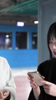 Tayvanlı 20 'li yaşlarda genç bir erkek ve kadın üniversite öğrencisi, Hintli bir kadınla birlikte Taipei City Dikey Bölgesi Da' an Üniversitesi 'nin kafeteryasında sohbet ediyorlar.