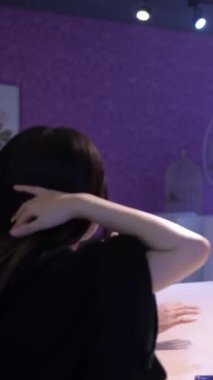 Tayvanlı 20 'li yaşlarda genç bir erkek ve kadın üniversite öğrencisi, Hintli bir kadınla birlikte Taipei City Dikey Bölgesi Da' an Üniversitesi 'nin kafeteryasında sohbet ediyorlar.