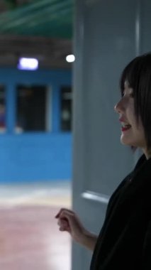 Tayvanlı 20 'li yaşlarda genç bir erkek ve kadın üniversite öğrencisi, Hintli bir kadınla birlikte Taipei City Dikey Bölgesi Da' an Üniversitesi 'nin kafeteryasında sohbet ediyorlar.