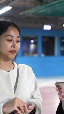 Tayvanlı 20 'li yaşlarda genç bir erkek ve kadın üniversite öğrencisi, Hintli bir kadınla birlikte Taipei City Dikey Bölgesi Da' an Üniversitesi 'nin kafeteryasında sohbet ediyorlar.
