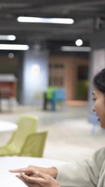 Tayvanlı 20 'li yaşlarda genç bir erkek ve kadın üniversite öğrencisi, Hintli bir kadınla birlikte Taipei City Dikey Bölgesi Da' an Üniversitesi 'nin kafeteryasında sohbet ediyorlar.