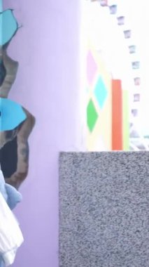 Tayvan 'ın Taipei şehrindeki Shilin Bölgesi' nde bir lunaparkta 20 'li yaşlarda genç bir Tayvanlı kadın akşam vakti yürüyor. Dikey yavaş çekim videosu.